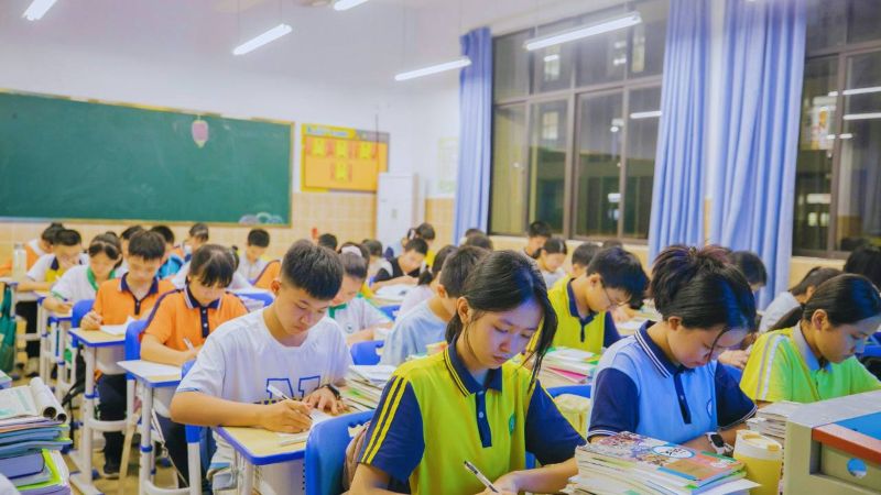 受験勉強する中国の学生たち