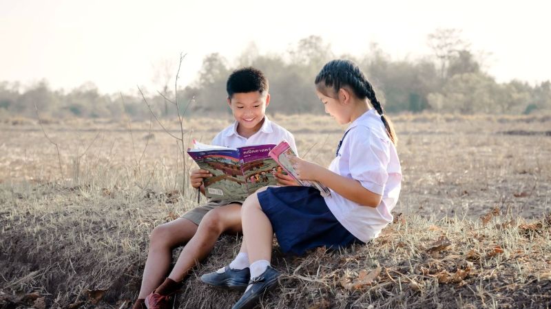外で勉強するタイの小学生