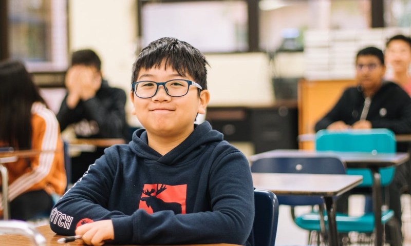 塾で勉強する台湾の男の子