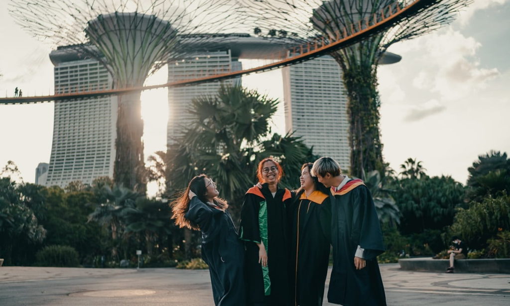 大学の卒業式を迎えるシンガポールの学生