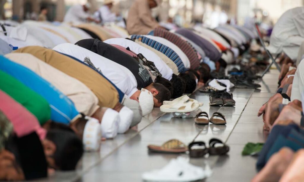 praying Muslims