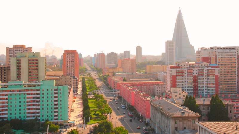 柳京ホテルと平壌の街並み